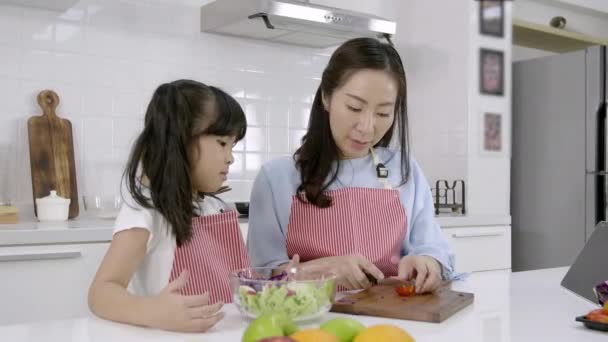 快乐的亚洲家庭母亲和女儿正在为孩子们准备沙拉和蔬菜 在家厨房里做饭 健康食品概念 — 图库视频影像