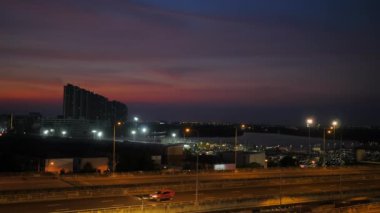 Alacakaranlıkta Bangkok, Tayland 'da şehir planlı otoban. Trafik, ulaşım, ulaşım