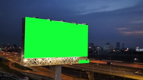 Groen Scherm Van Reclame Billboard Snelweg Tijdens Schemering Met Stad — Stockvideo