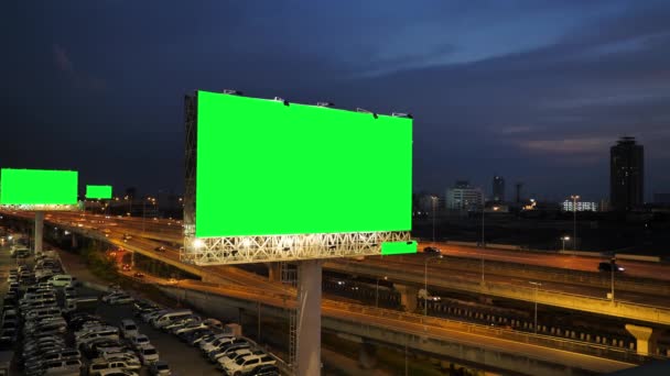 Tela Verde Cartaz Publicitário Expressa Durante Crepúsculo Com Fundo Cidade — Vídeo de Stock