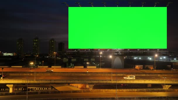 バンコク タイの都市の背景と夕暮れ時の高速道路上の広告看板の緑の画面 — ストック動画