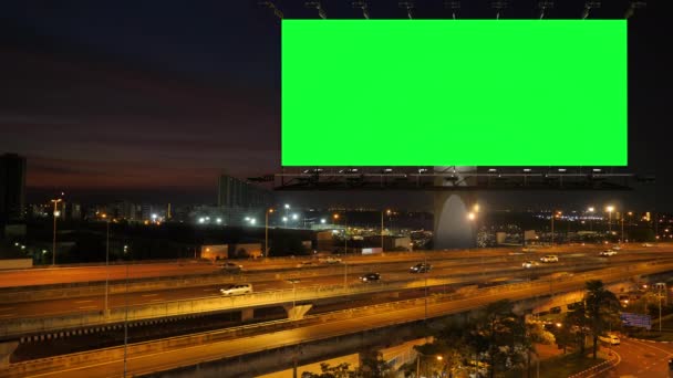 バンコク タイの都市の背景と夕暮れ時の高速道路上の広告看板の緑の画面 — ストック動画