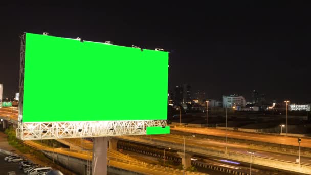 Время Истекает Зеленый Экран Рекламного Щита Автостраде Сумерках Городским Фоном — стоковое видео