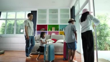 Evde mutlu bir Asyalı aile, anne, baba ve iki çocuk, oğlu ve kızı tatil tatili için evden çıkıyorlar. Yavaş Hareket