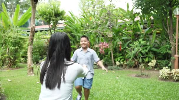 Szczęśliwa Azjatycka Rodzina Syn Wpada Ramiona Matki Domu Przytula Rodzinna — Wideo stockowe