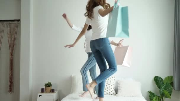 Happy Two Mujer Joven Asiática Está Sonriendo Saltando Cama Con — Vídeo de stock