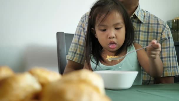 Close Crianças Menina Comer Cereais Pequeno Almoço Com Leite Sentado — Vídeo de Stock