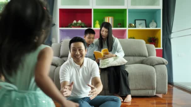 Счастливая Азиатская Семья Дочь Бежит Обнимать Своего Отца Вместе Гостиной — стоковое видео