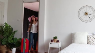 Bavullu iki kız arkadaşı Asyalı bir odada kalmak ve evdeki yatağa uzanmak için pansiyona ya da pansiyona girmişler. Seyahat tatili.