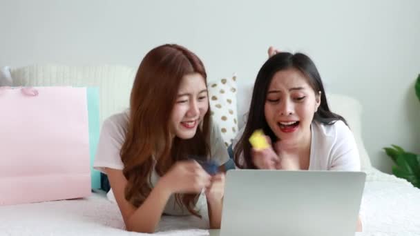 幸せなアジアの女性ショッピングオンラインでラップトップとクレジットカードでベッドルームで自宅 — ストック動画