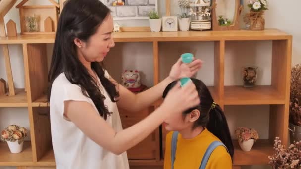 Feliz Familia Asiática Madre Peinando Cabello Hija Adolescente Casa Amor — Vídeo de stock
