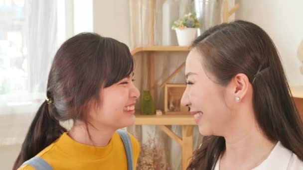 Счастливая Азиатская Семья Мама Дочь Подросток Обнимаются Вместе Комнате Природой — стоковое видео