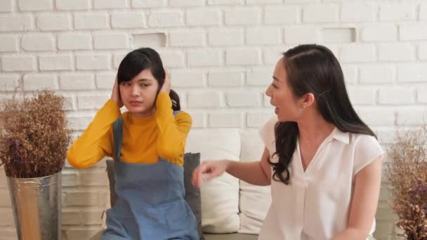 Azjatycka Rodzina Nastolatka Zamykała Uszy Rękami Podczas Gdy Jej Matka — Wideo stockowe