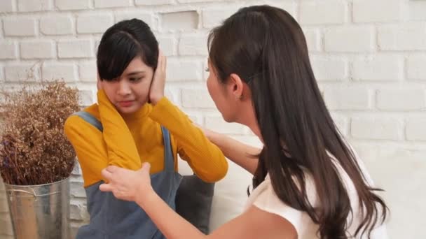 Família Asiática Adolescente Fechou Ouvidos Com Mãos Enquanto Sua Mãe — Vídeo de Stock