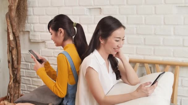 Família Asiática Feliz Mãe Filha Adolescente Usando Telefone Inteligente Quarto — Vídeo de Stock