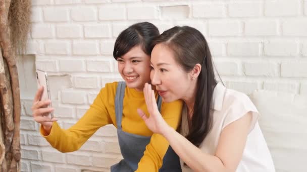 Feliz Familia Asiática Mamá Hija Adolescente Hablando Videollamada Con Teléfono — Vídeos de Stock