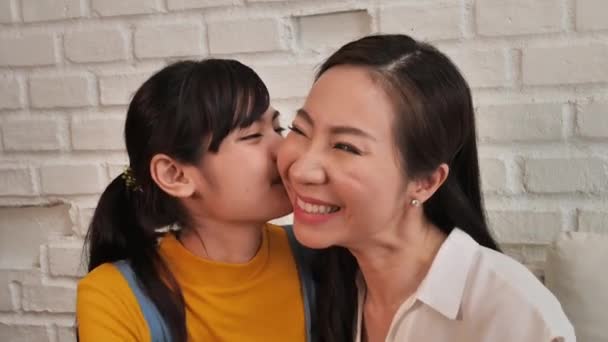 幸せなアジアの家族お母さんと10代の娘は 自宅で自然の日差しと部屋で一緒に抱擁します 愛の家族の概念を示す — ストック動画