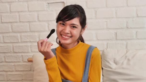 Κοντινό Πλάνο Πορτρέτο Του Happy Asian Κορίτσι Κάνει Μακιγιάζ Ένα — Αρχείο Βίντεο