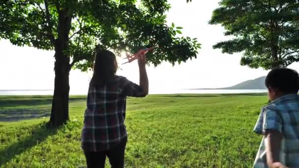 Feliz Madre Asiática Hijo Corren Jugando Avión Simulan Juntos Naturaleza — Vídeo de stock