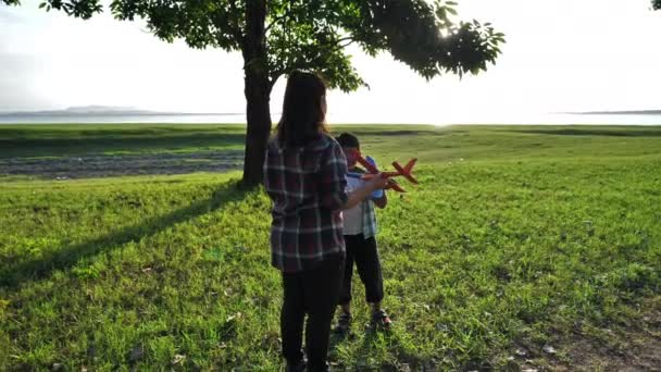 Feliz Madre Hijo Asiáticos Preparan Jugando Simular Aviones Juntos Naturaleza — Vídeo de stock