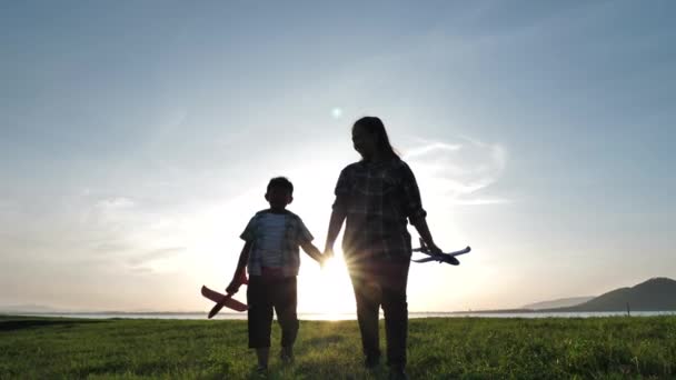 Felice Madre Asiatica Figlio Camminano Mano Nella Mano Giocando Aereo — Video Stock