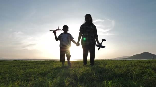 Felice Madre Asiatica Figlio Camminano Mano Nella Mano Giocando Aereo — Video Stock