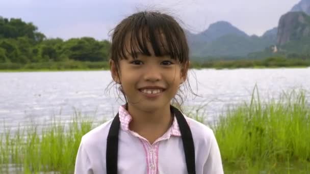 Çocuklar Yaşındaki Tatlı Asyalı Kız Gülümseyecek Akşam Vakti Doğa Dağlarında — Stok video
