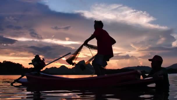 Slow Motion Silhouette Fishermen Throwing Fishing Net Sunset Boats Lake — Stock Video