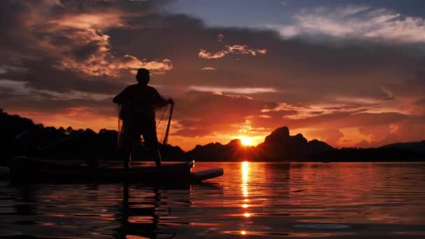 Slow Motion Silhouet Van Vissers Gooien Visnet Bij Zonsondergang Met — Stockvideo