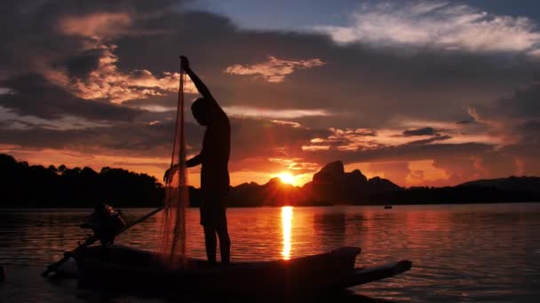 Slow Motion Silhouet Van Vissers Bereiden Visnet Tijdens Zonsondergang Met — Stockvideo