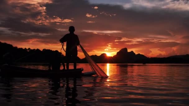 Slow Motion Silhouet Van Vissers Bereiden Visnet Tijdens Zonsondergang Met — Stockvideo