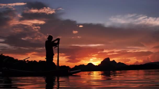Риболовецький Силует Повільний Рух Готує Рибальську Сітку Під Час Заходу — стокове відео