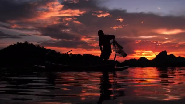 Silhueta Movimento Lento Pescadores Jogando Rede Pesca Durante Pôr Sol — Vídeo de Stock