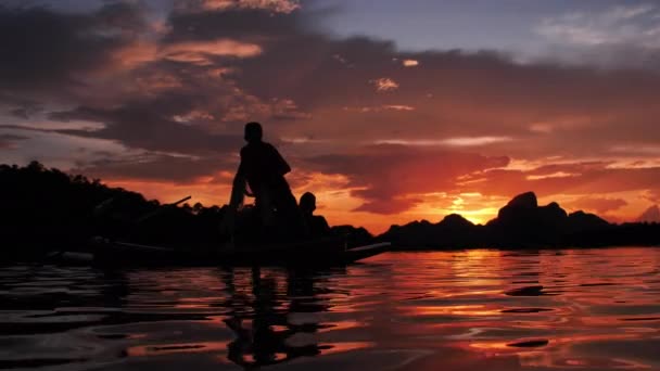 Silhueta Movimento Lento Pescadores Jogando Rede Pesca Durante Pôr Sol — Vídeo de Stock