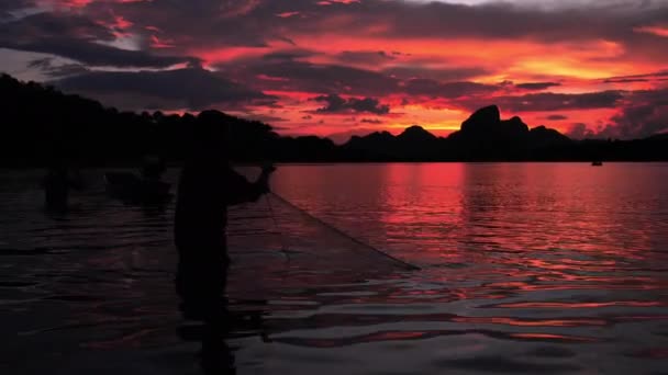 Slow Motion Silhuett Fiskare Håller Fiskenät Solnedgången Med Båtar Vid — Stockvideo