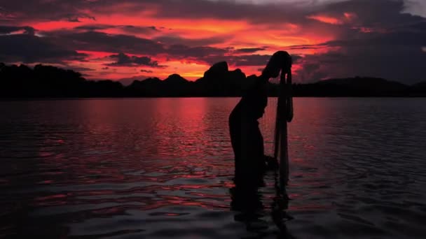 Slow Motion Silhouette Der Fischer Halten Fischernetz Während Des Sonnenuntergangs — Stockvideo
