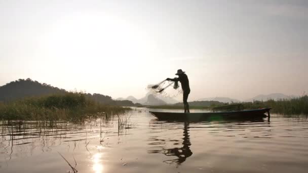 Silhueta Movimento Lento Pescadores Jogando Rede Pesca Durante Pôr Sol — Vídeo de Stock