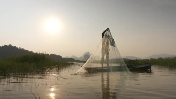 Fishermen Pull Fishing Net Rising Out Water Throwing Fishing Net — Stock Video