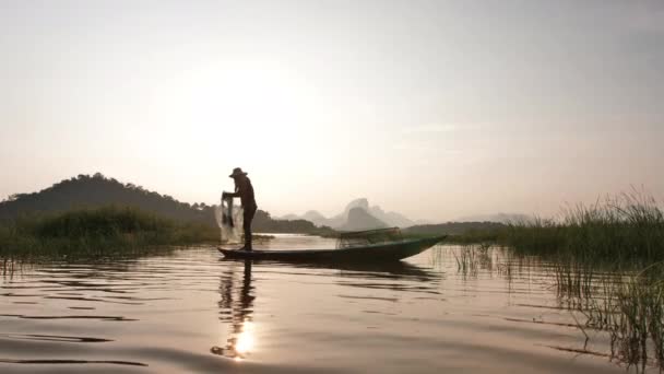 Slow Motion Silhouette Fishermen Throwing Fishing Net Sunset Boats Lake — Stock Video