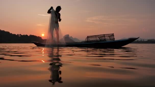 渔夫们把渔网扔出水面后 把渔网拉了出来 夕阳西下的时候 他们把渔网扔在湖面上 概念渔民的生活方式 泰国Lopburi 慢动作 — 图库视频影像
