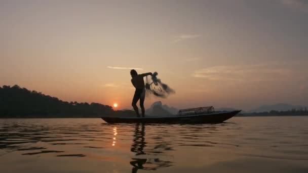 Silhouette Fishermen Throwing Fishing Net Sunset Boats Lake Concept Fisherman — Stock Video