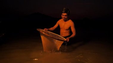 Balıkçılar gölde alacakaranlıkta kaşık ağıyla karides yakalıyorlar. Kavramsal Balıkçı yaşam tarzı. Lopburi, Asya, Tayland. 