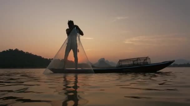 Silhouette Des Pêcheurs Tirer Filet Pêche Montant Hors Eau Après — Video