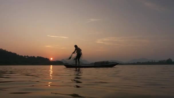 Silhueta Pescadores Jogando Rede Pesca Durante Pôr Sol Com Barcos — Vídeo de Stock