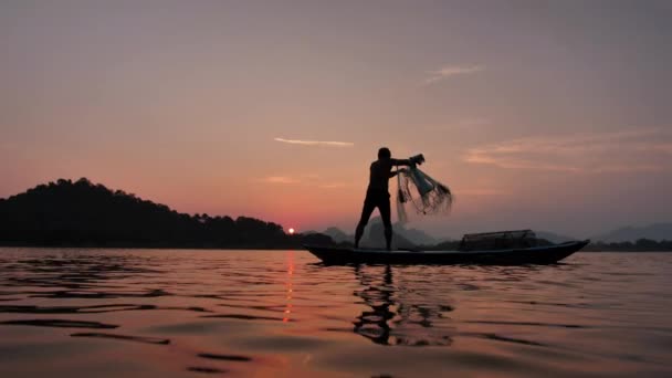 Mouvement Lent Silhouette Pêcheurs Jetant Filet Pêche Coucher Soleil Avec — Video