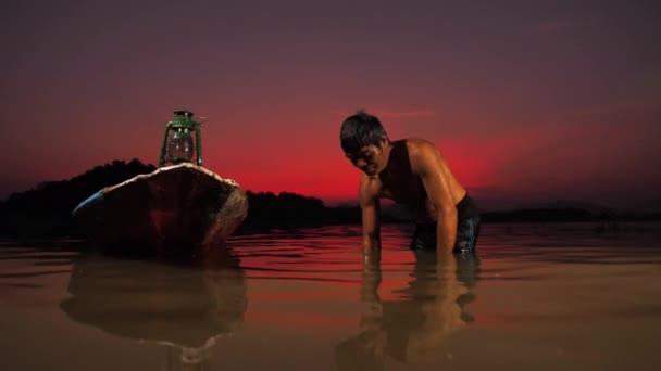 在黄昏时分 渔民们从湖中抓起随机捕鱼设备 概念渔民的生活方式 Lopburi Asia Thailand — 图库视频影像
