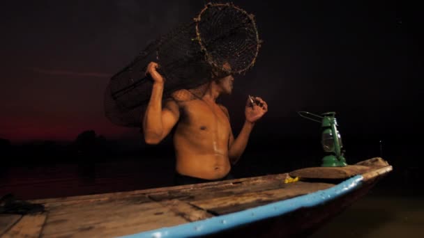 渔夫们在黄昏的时候在湖边抽烟 渔民的生活方式 放松点 — 图库视频影像