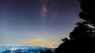 Samanyolu 'nun Zaman Hızı evreni şehrin en yüksek dağında. Asya Tayland