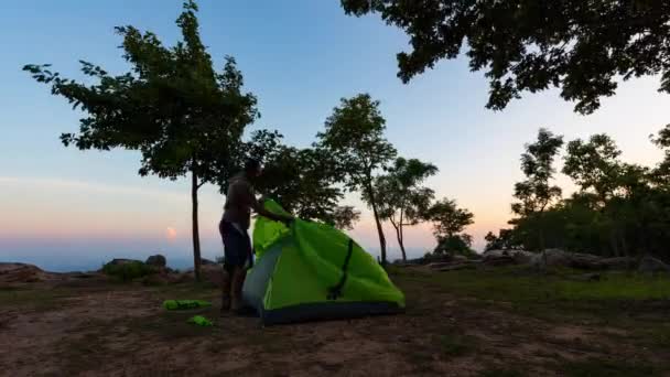 Asiatico Coppia Montaggio Tenda Sono Accampati Vacanza All Aperto Durante — Video Stock