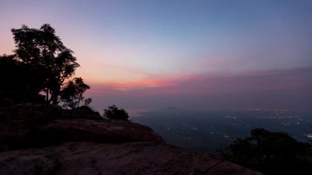 在五彩斑斓的云彩笼罩的高山和太阳上 早晨的心情已消逝了很久 观景台的观景日出 Phatthana Nikhom Lopburi泰国 — 图库视频影像